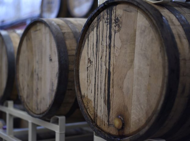 Barricas de roble en la bodega