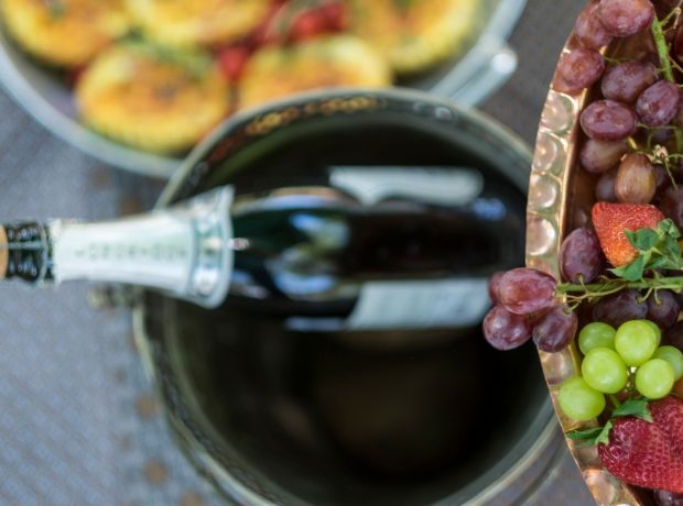 Botella de espumoso en una cubitera con fruta
