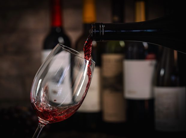Vino tinto sirviéndose en una copa